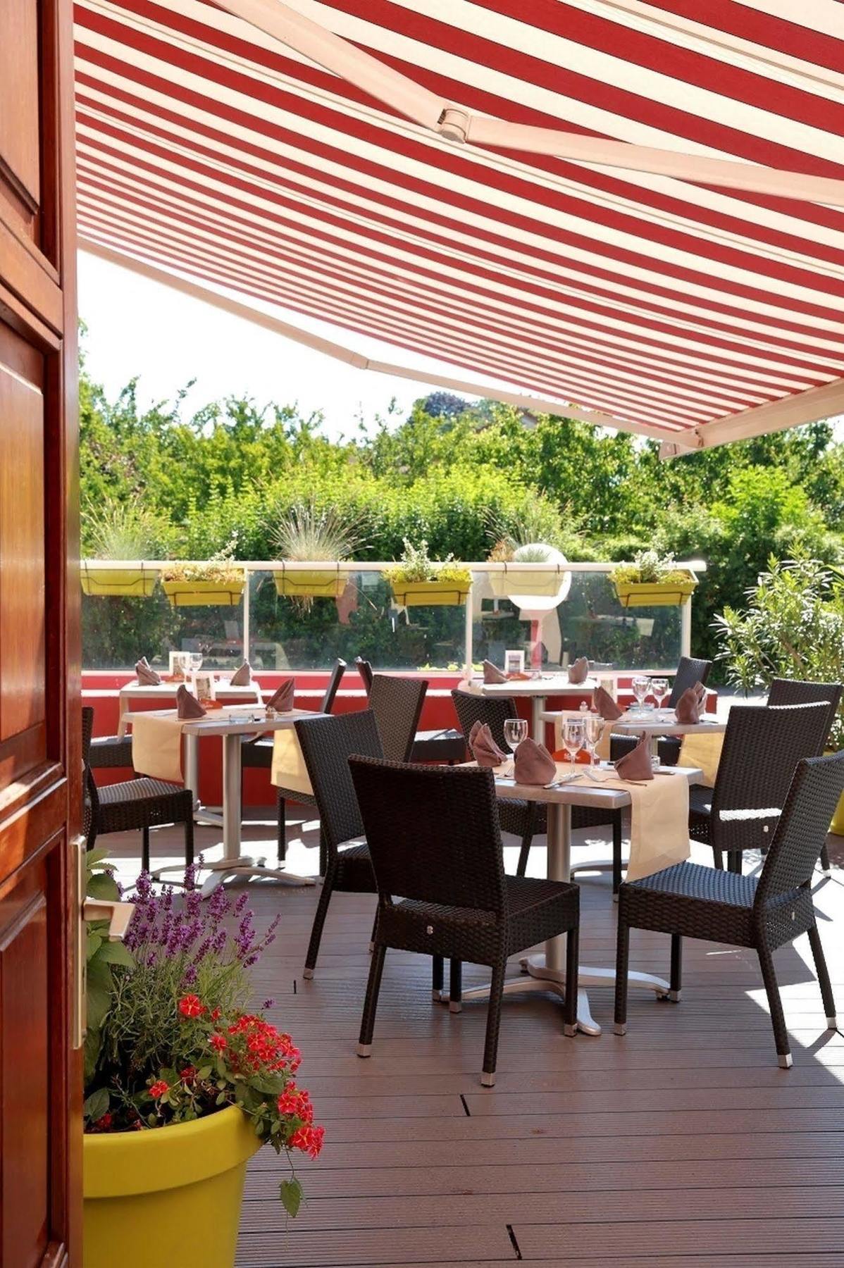 Logis Le Luth Hotel Mirecourt Exterior photo
